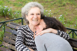 Fille aidante de sa maman vulnérable